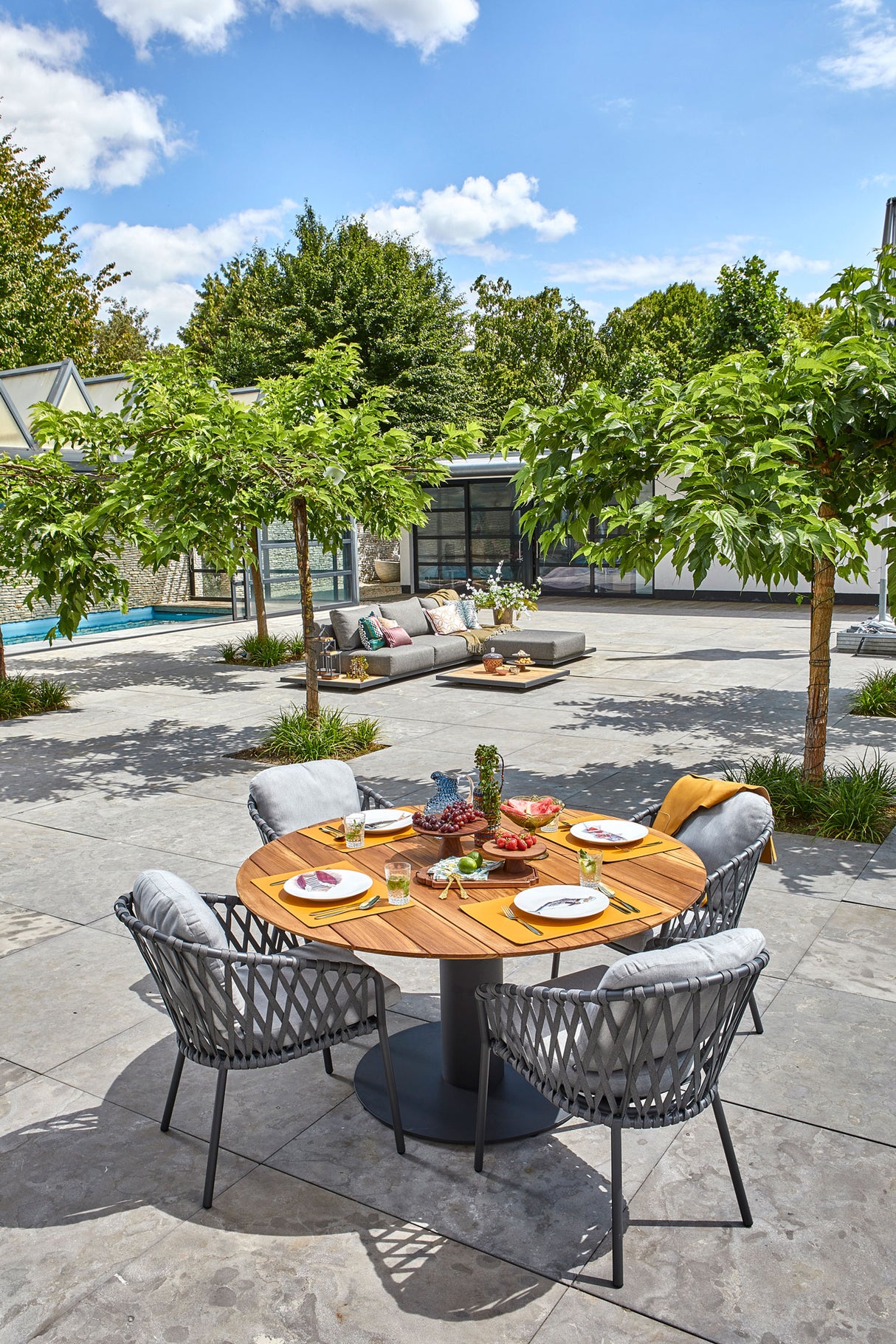 SUNS Grado tafel Ø170 x 75,5 cm - Teak blad / Matt royal grey frame