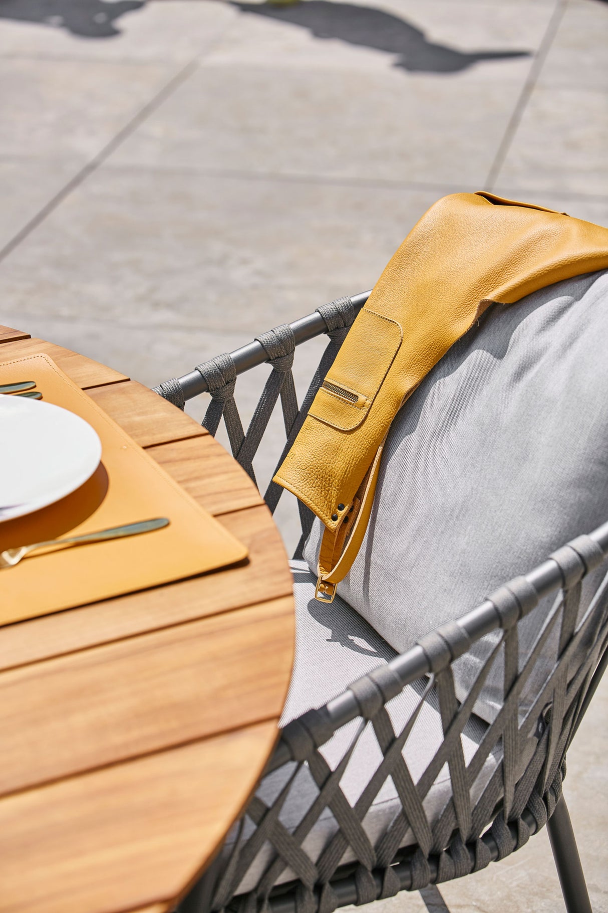 SUNS Grado tafel Ø170 x 75,5 cm - Teak blad / Matt royal grey frame