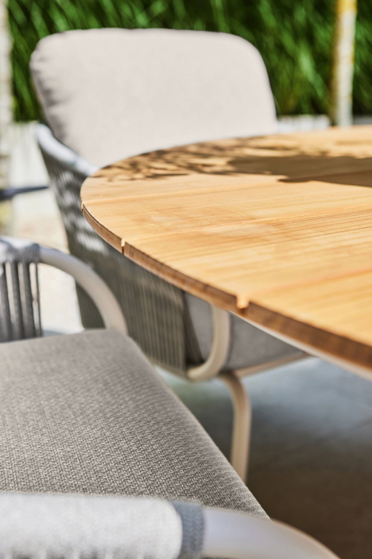 SUNS Grado lage tafel Ø170 x 69 cm - Teak blad / Matt white frame