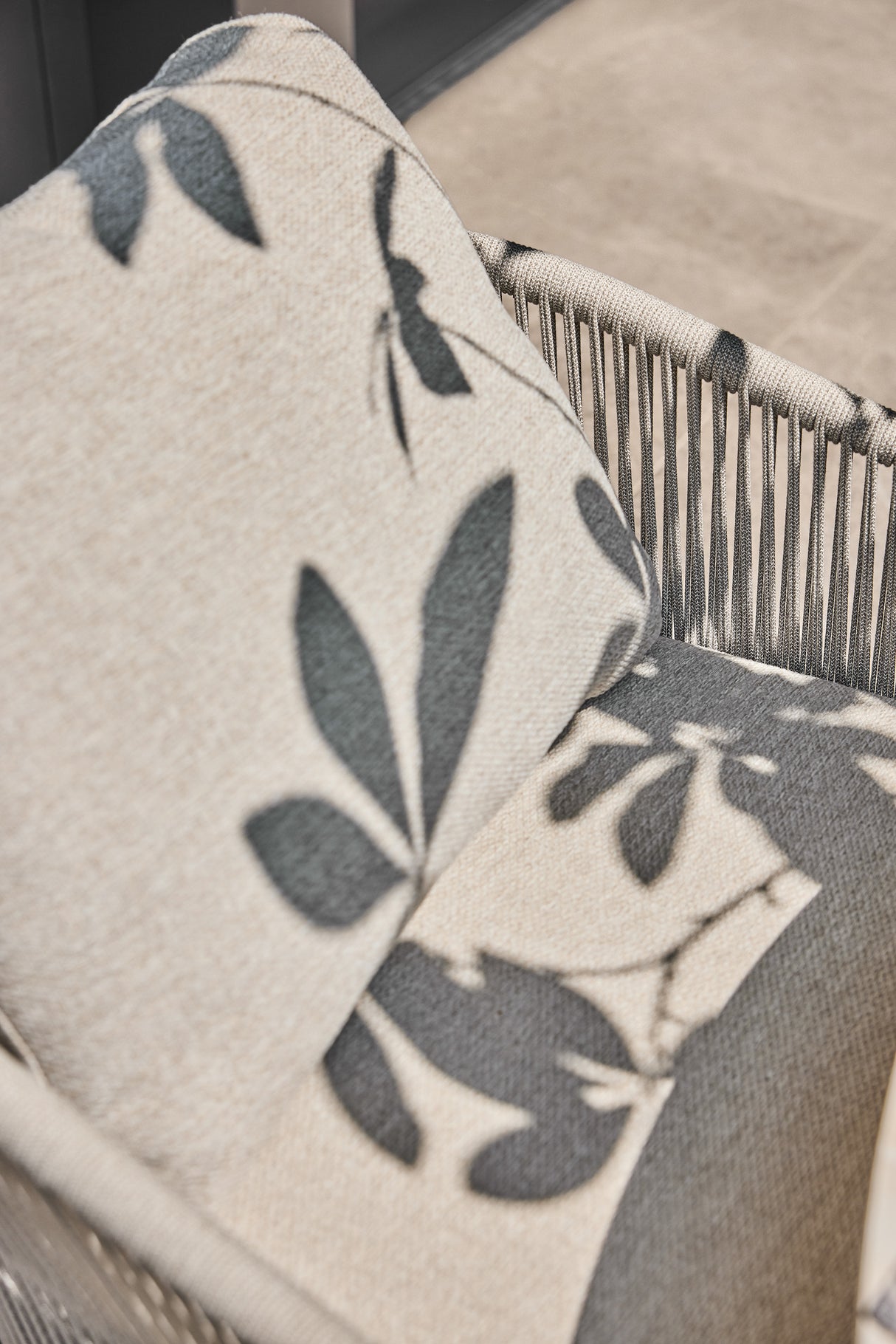 SUNS Dolce low dining chair - Natural gravel / Camel sand