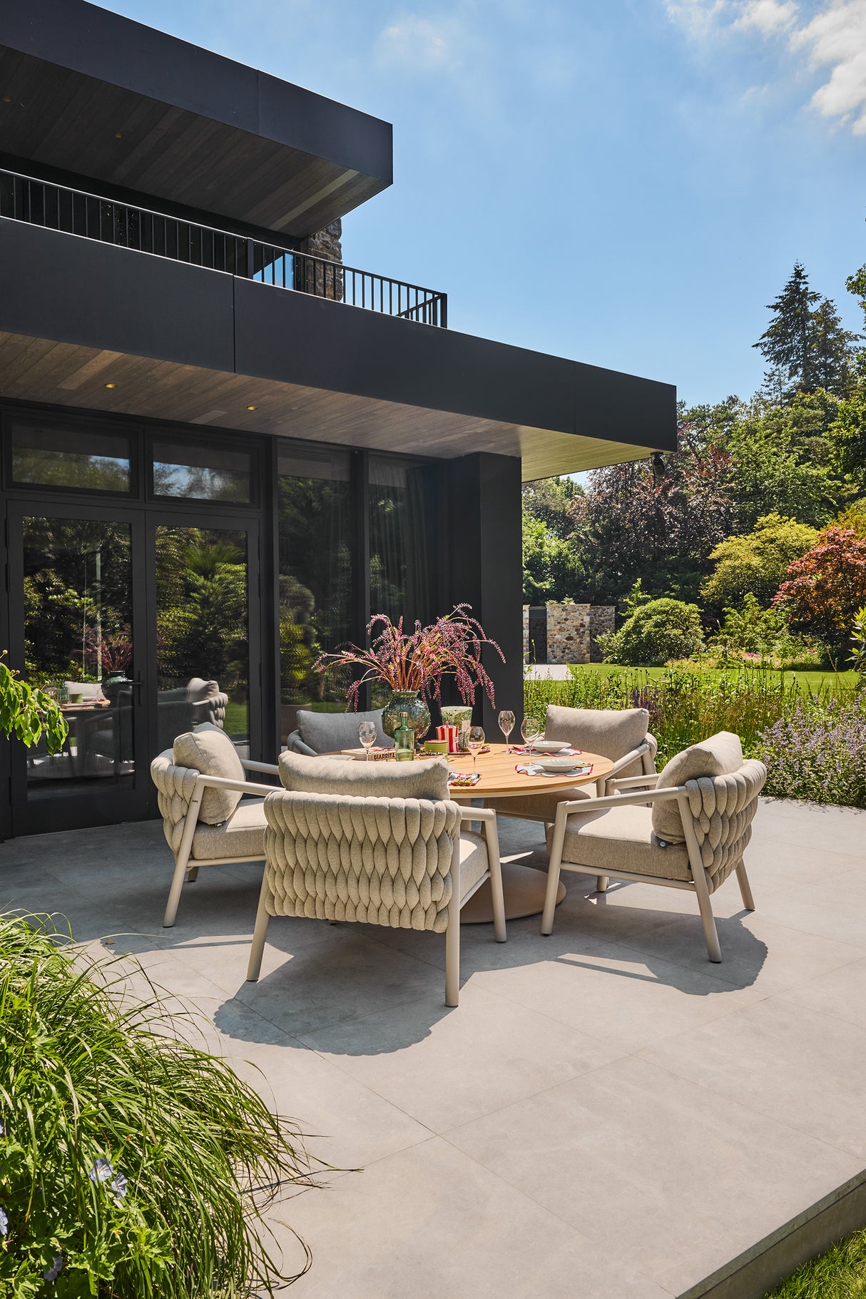 SUNS Low dining set met Grado tafel en Sato stoelen