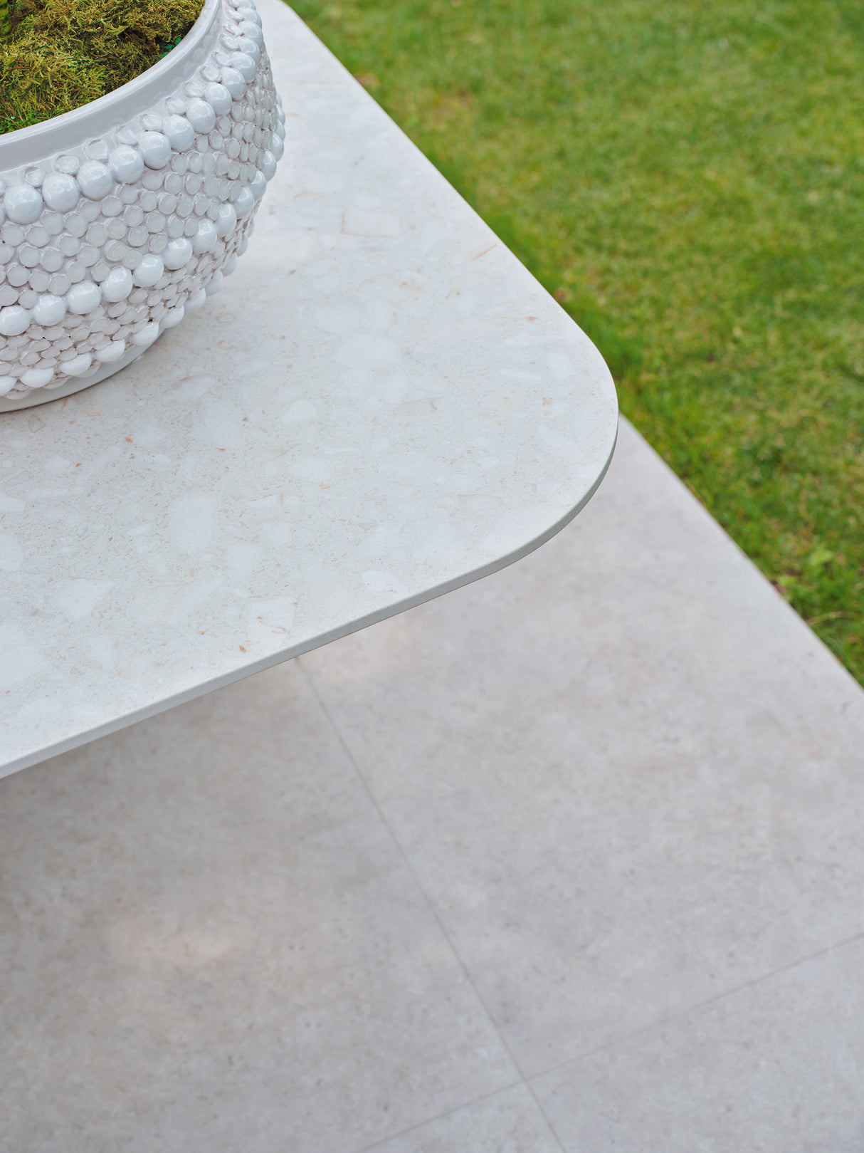 SUNS Palermo dinding table - Camel sand / Neolith Terrazzo light taupe