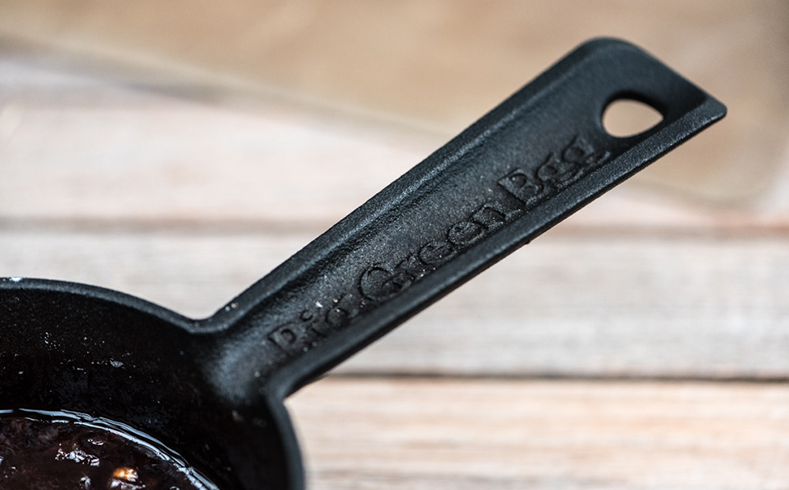 Big Green Egg Gietijzeren steelpan (met braadkwast)