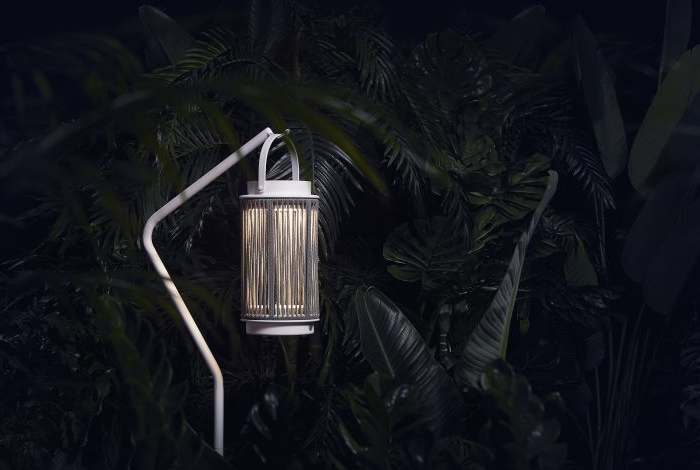 SUNS Ivy standaard voor tuinlantaarn – teakhout/camel sand