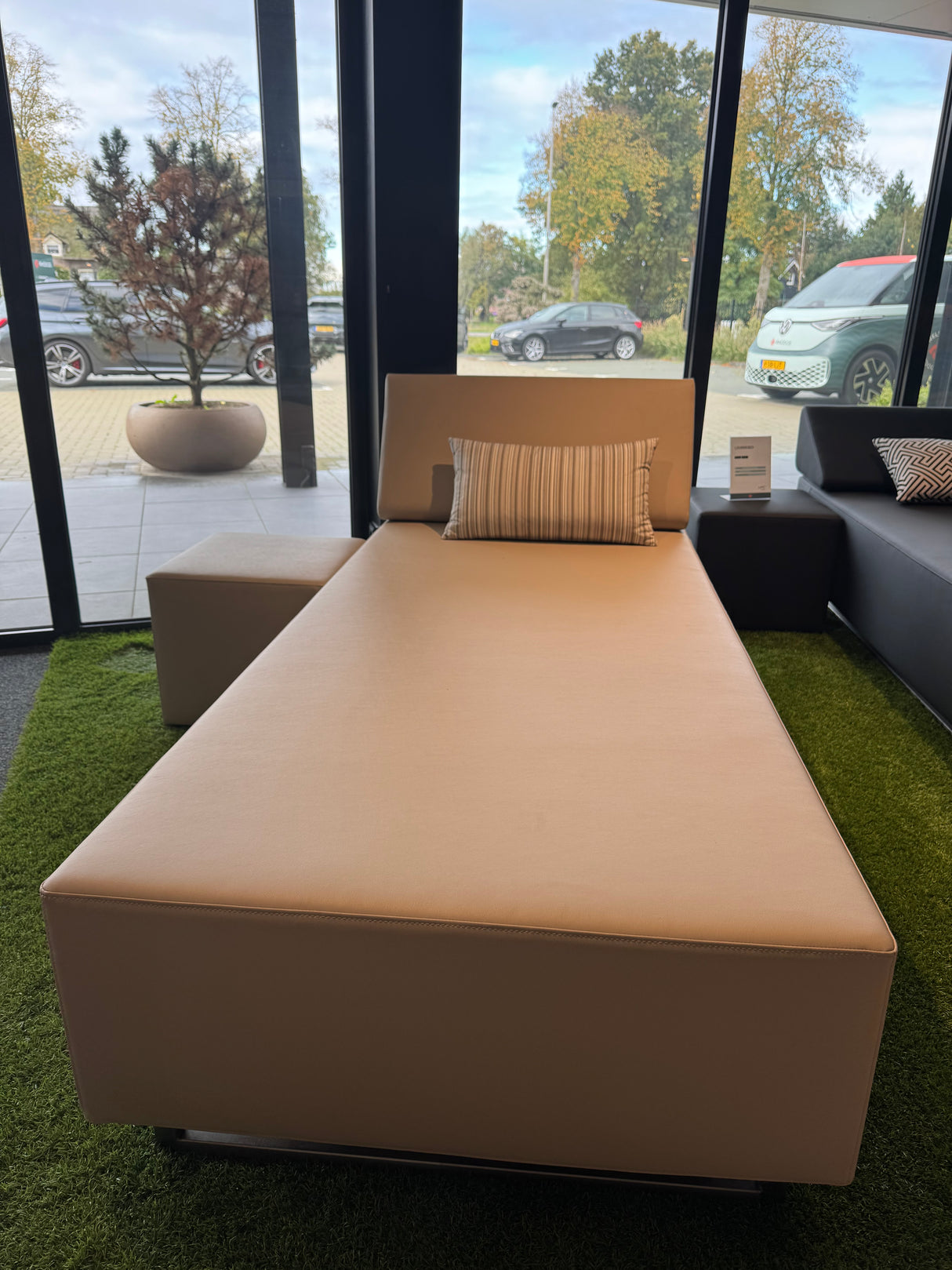 Loungebed met bijzettafel showroommodel – 90 x 200 cm