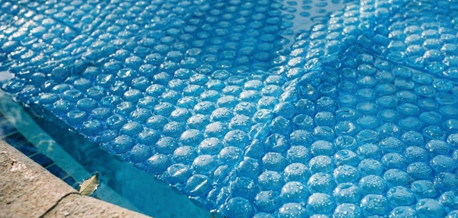 Zwembad zomerzeil of afdekzeil: wat is de beste keuze?