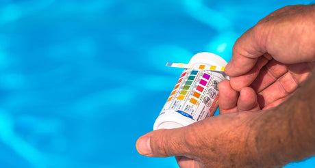 Hoe moet ik mijn zwembadwater testen?