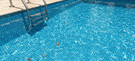 Zwembadwater ruikt naar chloor? Oorzaken en oplossingen