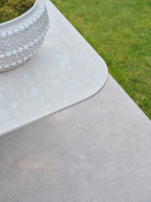 SUNS Palermo dinding table - Camel sand / Neolith Terrazzo light taupe