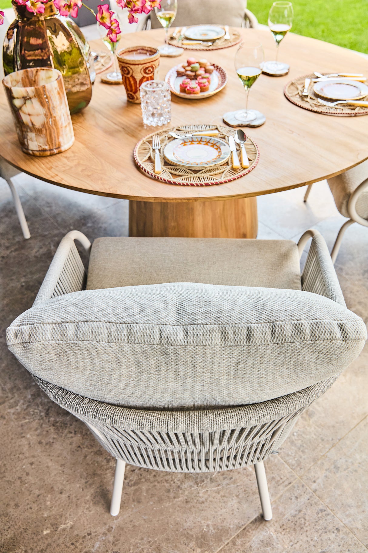 SUNS Dolce low dining chair - Natural gravel / Matt royal grey