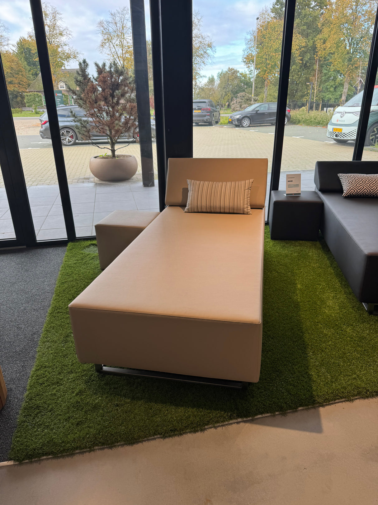 Loungebed met bijzettafel showroommodel – 90 x 200 cm