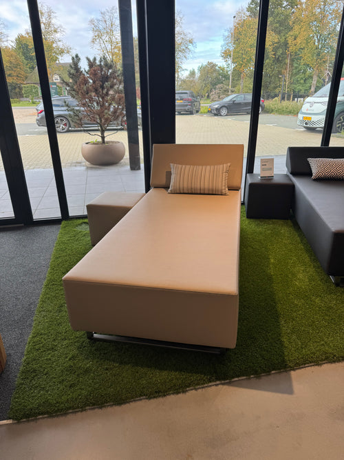 Loungebed met bijzettafel showroommodel – 90 x 200 cm